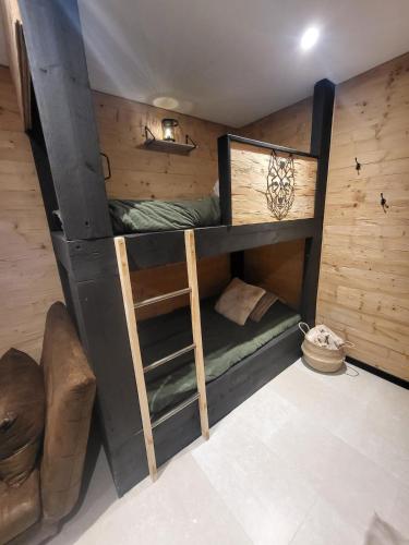 Chalet de montagne familial في Montferrier: سريرين بطابقين في غرفة