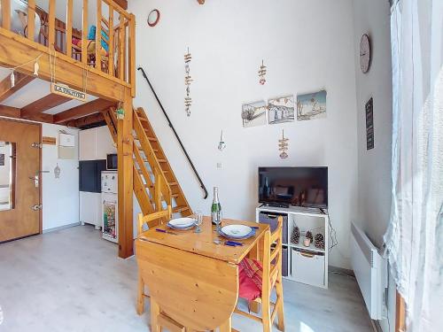 Μια τηλεόραση ή/και κέντρο ψυχαγωγίας στο Studio Jardins de la Palmyre 2-2 by Interhome
