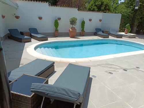 VenticanoCasa delle Foglie的建筑物旁边有躺椅的游泳池