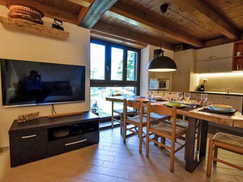 Televisyen dan/atau pusat hiburan di Apartment Ai Tini by Interhome