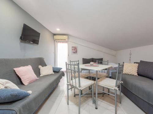 een woonkamer met een bank en een tafel bij Apartment Sofija-2 by Interhome in Karlobag