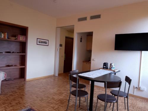 a living room with a dining room table and chairs at Casaclem in Menconico