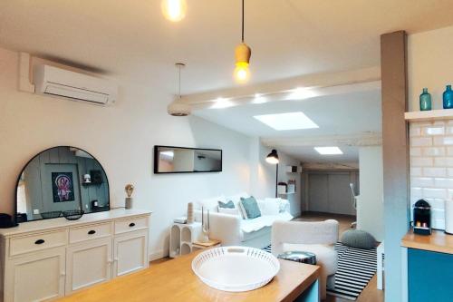 un salon avec un canapé blanc et une table dans l'établissement Nice T2 in the historic heart of Bordeaux, à Bordeaux