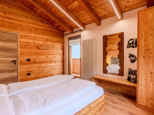 Postel nebo postele na pokoji v ubytování Apartment Larice Quadrilocale by Interhome