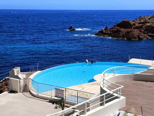 une grande piscine à côté de l'océan dans l'établissement Saint Raphaël lieu paradisiaque, à Saint-Raphaël