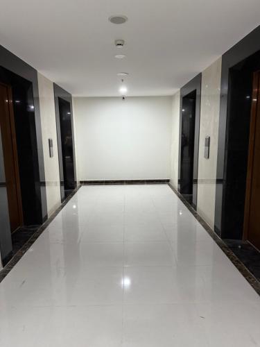 un pasillo vacío en un edificio con suelo blanco en B16 03 NEW LAVIDA Di An, en Dĩ An