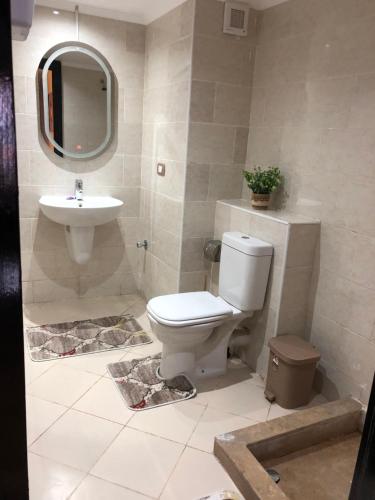 un baño con inodoro y lavabo en Porto Marine Chalet - Sea View, en El Alamein