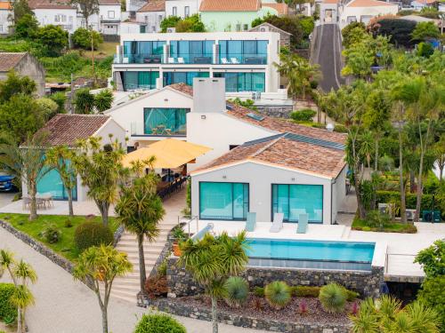 an aerial view of a house with a swimming pool at Idônea in Ponta Garça