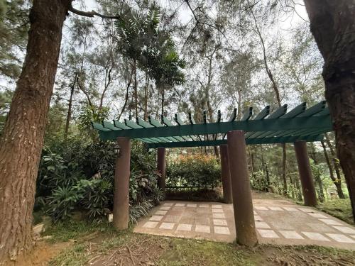Taman di luar Angsana Breeze at Crosswinds