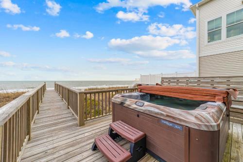 Gallery image of Wave Watcher in Oak Island