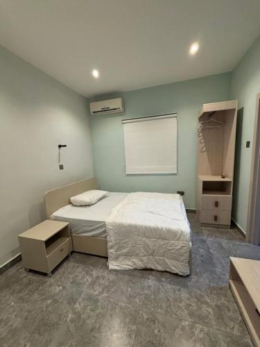 1 dormitorio con 1 cama y una pizarra en la pared en R2 Space, en Lagos