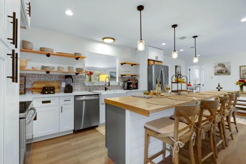 Dapur atau dapur kecil di Secluded Hill Country Oasis