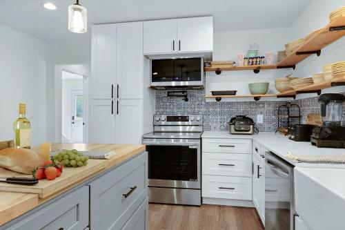 Dapur atau dapur kecil di Secluded Hill Country Oasis