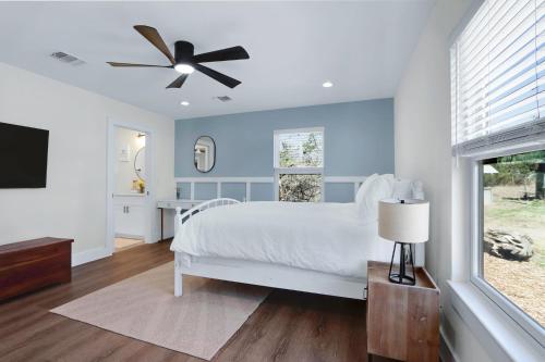 Katil atau katil-katil dalam bilik di Secluded Hill Country Oasis
