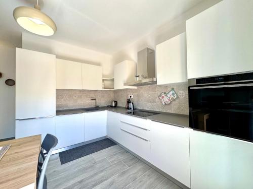 Kuchyň nebo kuchyňský kout v ubytování Mediterranean Apartment Deluxe