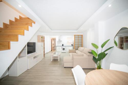 Stylish 3-Bedrooms Getaway with Terrace & Pool