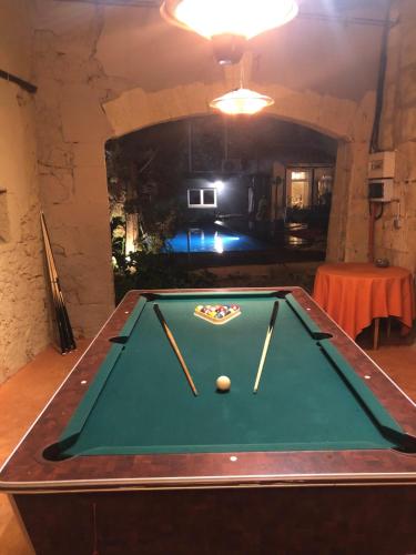 a pool table with cue balls in a room at LA MAISON D'ÔRÉ - Billard, fléchettes, cheminée in Collias
