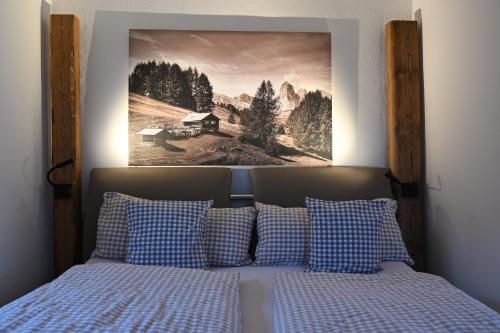 a bedroom with a bed with a picture on the wall at Charmante Altbauwohnung mit Flair in Polling in Polling