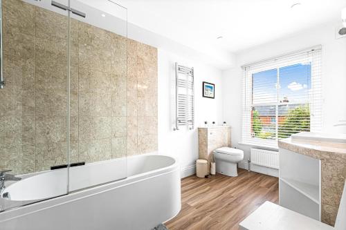 Koupelna v ubytování Bakersfield Retreat