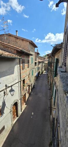 an empty street in an alley between buildings at La Terrazza 2P Rooms in Abbadia San Salvatore