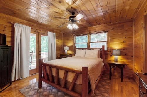 Ένα ή περισσότερα κρεβάτια σε δωμάτιο στο Cedar Ridge Lodge