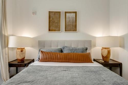 Ένα ή περισσότερα κρεβάτια σε δωμάτιο στο Stylish Riverfront Condo Eve 305 - Free Parking