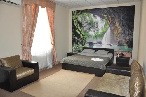 un dormitorio con una cama y una silla en Gubernia, en Járkov