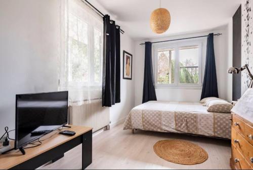 Ένα ή περισσότερα κρεβάτια σε δωμάτιο στο Chambre ZEN clim piscine
