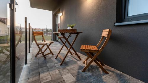 a table and chairs in a room with a window at Marand Loft in Zaczernie