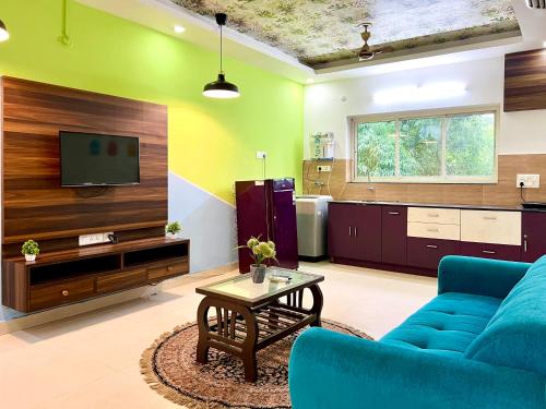 Televisyen dan/atau pusat hiburan di 2bhk Sparkling Apartment with POOL