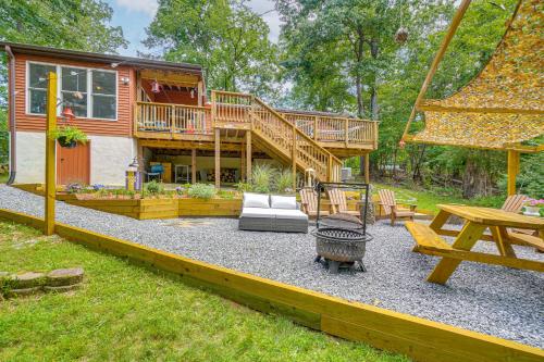 Un jardín fuera de 5 Mi to Harpers Ferry NHP Quiet Home with Deck