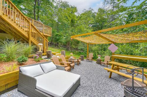 Un jardín fuera de 5 Mi to Harpers Ferry NHP Quiet Home with Deck