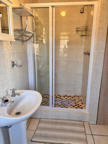 Bilik mandi di E&H Self-Catering Unit Springbok