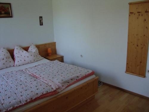a bedroom with a bed with white sheets and pillows at Graglerhof in Liebenfels