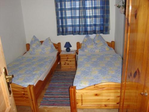 two twin beds in a bedroom with a window at Graglerhof in Liebenfels