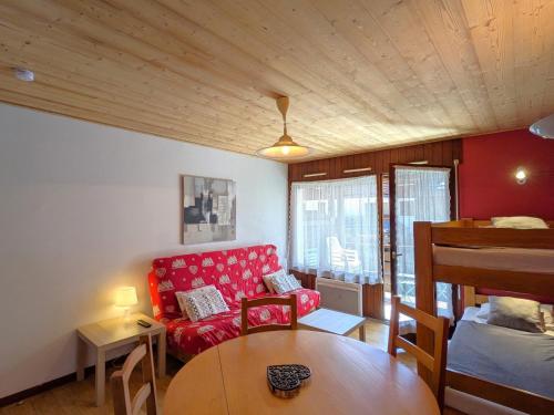 un salon avec un canapé rouge et une table dans l'établissement Studio au Centre de La Clusaz - Balcon, Garage, Proche Pistes et Commerces - FR-1-459-67, à La Clusaz