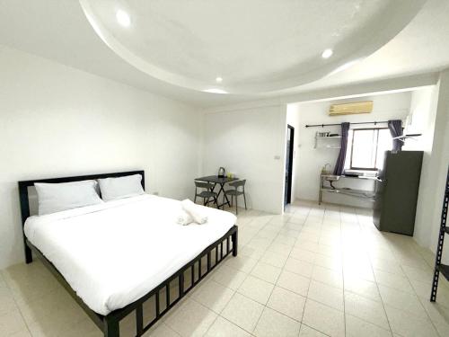 Ένα ή περισσότερα κρεβάτια σε δωμάτιο στο Patong Canal Villa R108