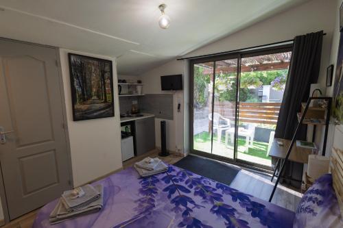 Μια τηλεόραση ή/και κέντρο ψυχαγωγίας στο Studio dans le Luberon