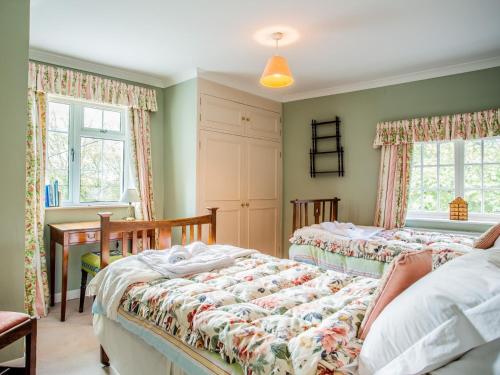 Ένα ή περισσότερα κρεβάτια σε δωμάτιο στο 4 Bed in Truro 75546