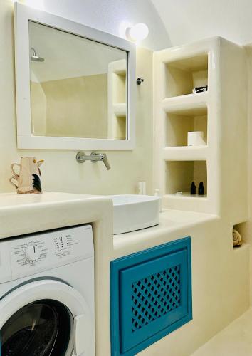 a bathroom with a washing machine and a sink at Tiara hideaway house in Éxo Goniá