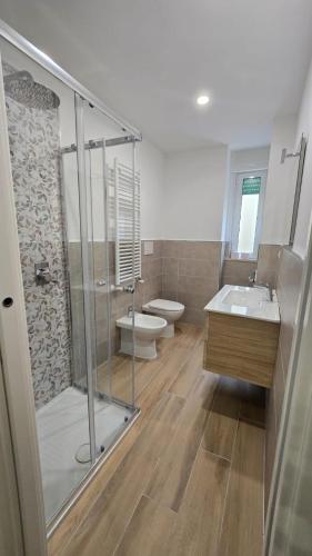 a bathroom with two toilets and a shower at DOMUS AISA appartamenti Formia centro in Formia