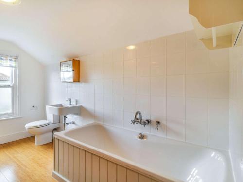 Koupelna v ubytování 4 Bed in Holt 87148