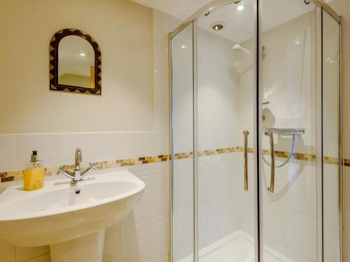 Ένα μπάνιο στο 4 bed in Lulworth CHRIC