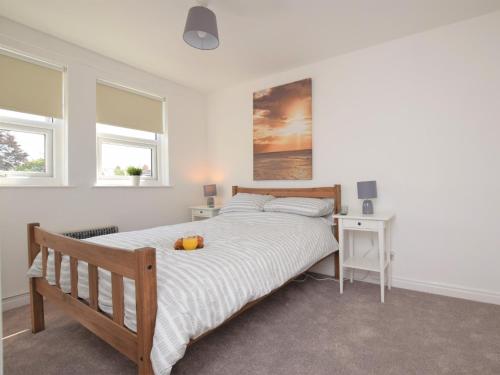 a bedroom with a bed with a pumpkin on it at 1 Bed in Saltburn-by- the- Sea 75726 in Marske-by-the-Sea