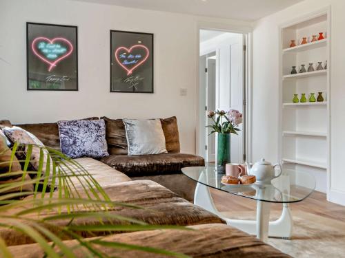 Ruang duduk di 5 Bed in Wroxham 56103