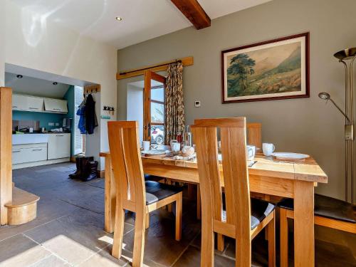 a dining room with a wooden table and chairs at 2 Bed in Ludlow CHL38 in Caynham