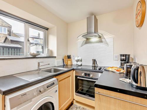 Η κουζίνα ή μικρή κουζίνα στο 2 Bed in Bellingham 50500