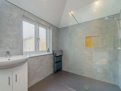 un baño con lavabo y ducha en 1 Bed in Llandudno 83621, en Llandudno