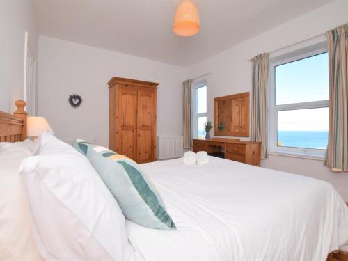 Ένα ή περισσότερα κρεβάτια σε δωμάτιο στο 2 Bed in Westward Ho 66473