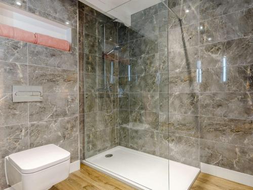 Ένα μπάνιο στο 4 Bed in Falmouth 85825